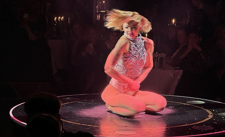 rasend im Kreis sich drehend: Inna Zobenko (Spinning) bei der Premiere des Programmes teatro menu by Käfer am 21.11.2023 (©Foto: Martin Schmitz)